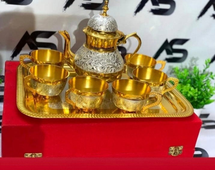 शाही पीतल व रजत नक्काशीदार चाय व पेय पात्र सेट (केतली, 6 कप, ट्रे एवं मखमली उपहार बॉक्स)